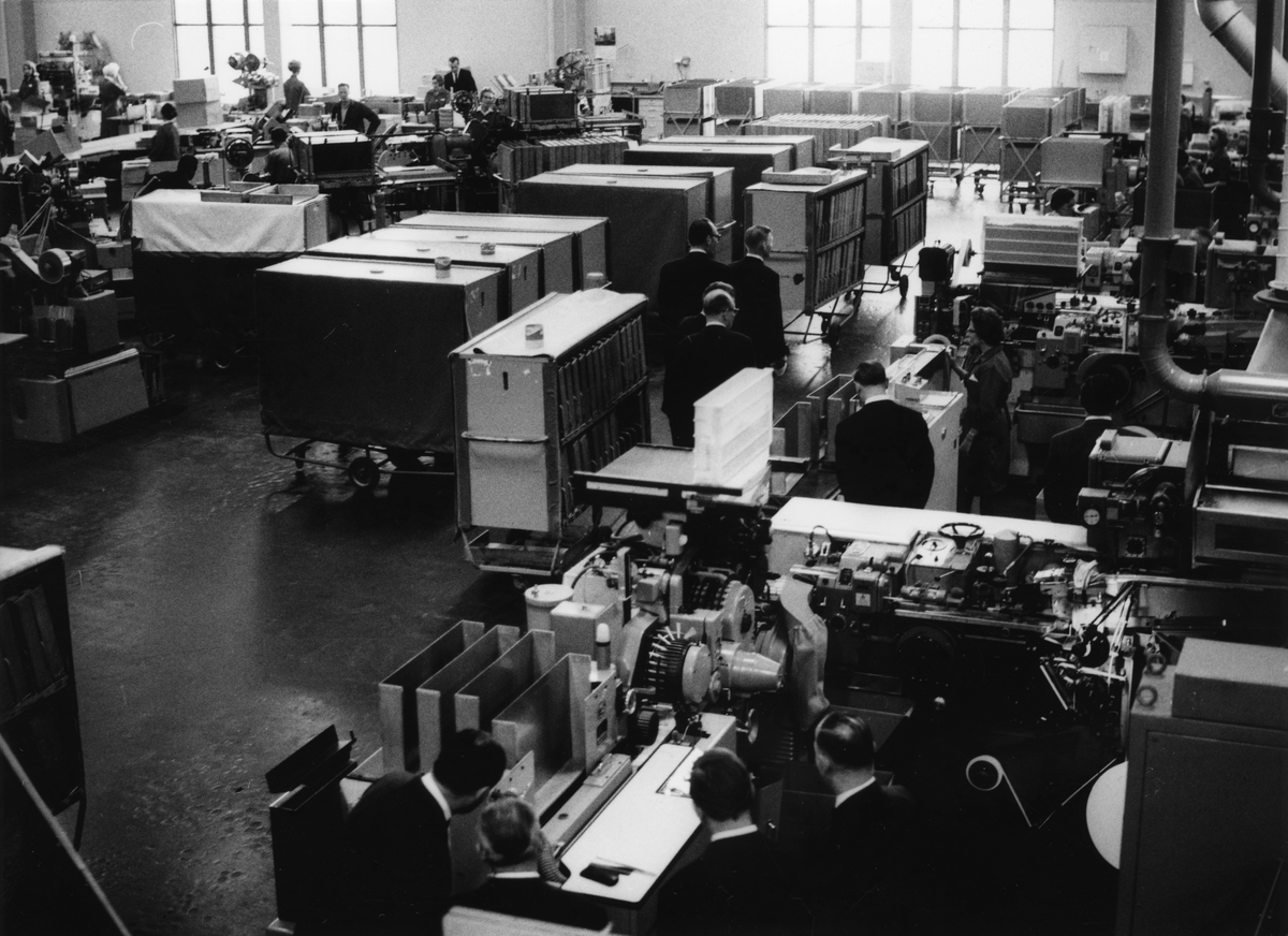 Omvisning i J. L. Tiedemanns Tobaksfabriks nye anlegg på Hovin i 1969 i forbindelse med innvielsen av fabrikken.