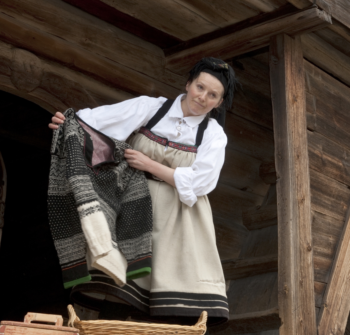 Vandreteateret "Kvinner i hundre!" ble vist på friluftsmuseet på Norsk folkemuseum april-juni 2013, i forbindelse med stemmerettsjubileet. På bildet står skuespiller Kjersti Morland utenfor Telemarkstunet.