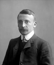 Portrett, mann med dress. Stud.med. Amundsen.