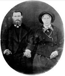 Avfotografering. Gruppeportrett, ektepar, hun med lue.