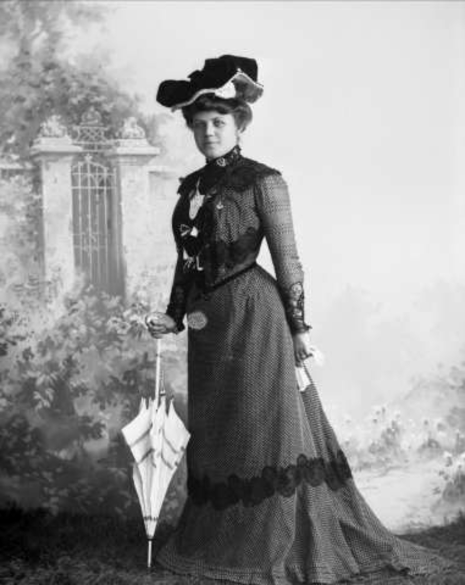 Portrett, kvinne i mørk kjole, med parasoll. Mrs Olney.