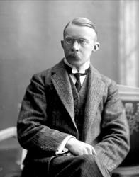 Portrett, mann med briller og bart. Konsul Berck.