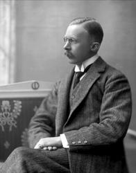 Portrett, mann med briller og bart. Konsul Berck.