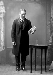 Portrett, skuespiller Dienesen med en mugge vann.