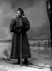 Portrett, kvinne på ski, i studio.