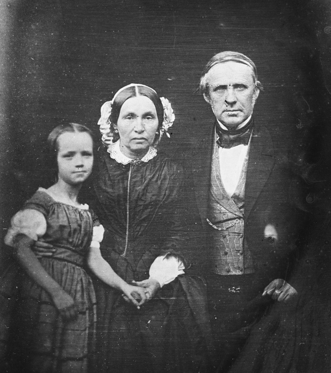 Avfotografering. Gruppe, ektepar og pike. Daguerreotypi(?)