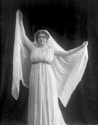 Portrett, operasangerinne, sopranen Gabrielle Bidenkap.