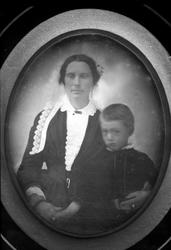 Avfotografering. Gruppe, mor og sønn. Daguerreotypi(?)