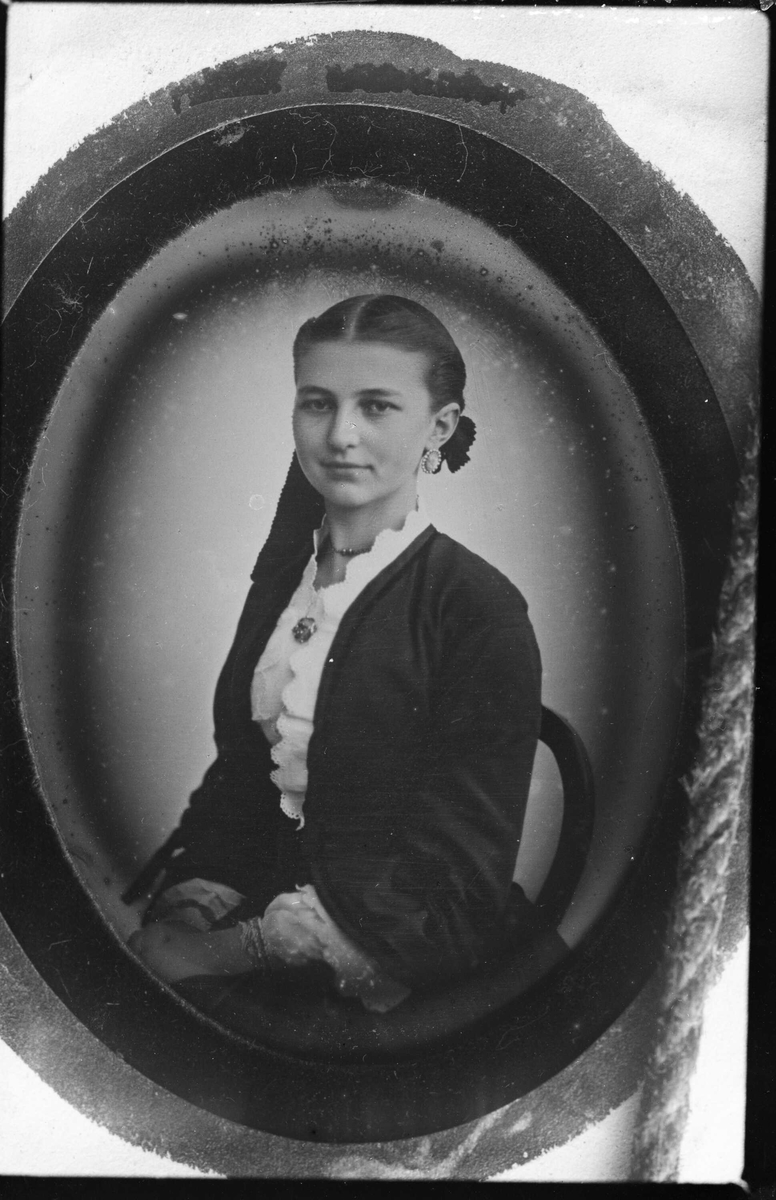 Avfotografering. Portrett, ung kvinne med flettet hår/hårbånd. Daguerreotypi(?)