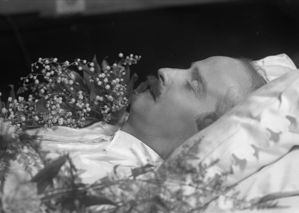 Post mortem-fotografi. 
Død mann i seng. Rasmus Langaard.