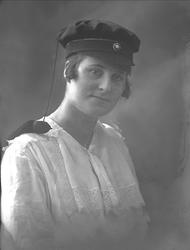 Portrett, jente med studentlue. Student frøken Kirsten Damma