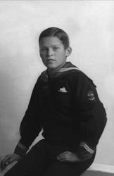 Portrett av Halvor Bjørnebye i matrosdress.