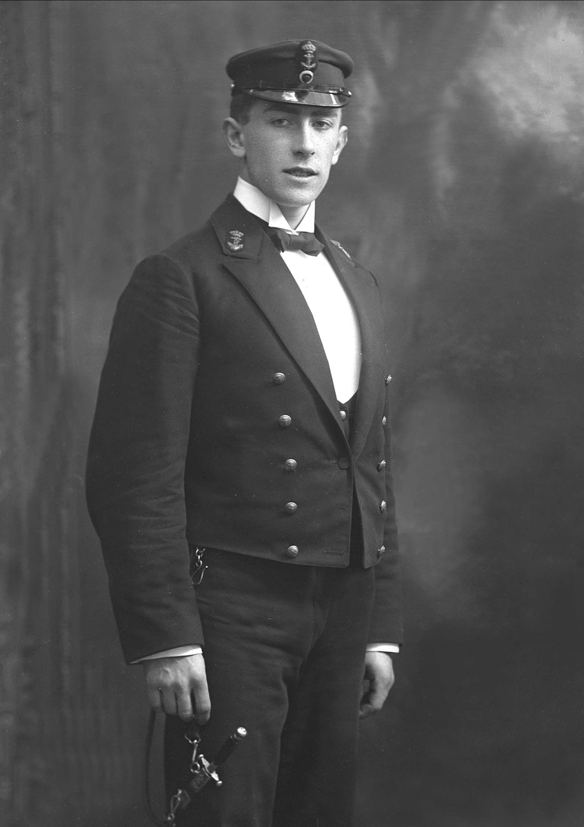 Portrett, mann i kadettuniform fra sjøkrigsskolen.