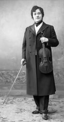 Portrett, kvinne i herreklær med fiolin. Fiolinist(?)