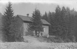 Avfotografering. Hus liggende ved granskogen. Fru Fricks hus