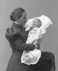 Portrett, fransk adelsdame med barn i armene, muligens reive