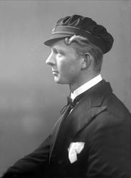 Portrett, mann med studentlue. Svend Falkvard Evensen.