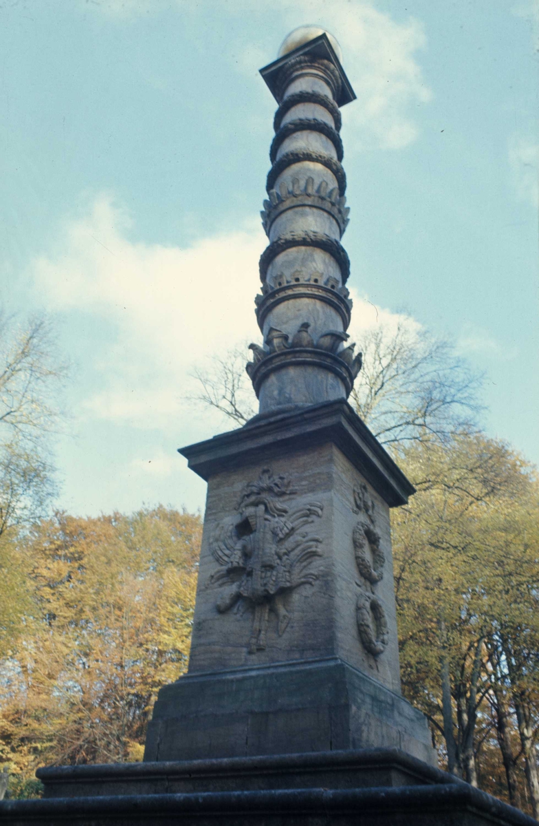 Statue i Nordmandsdalen på Fredensborg slott, Danmark. Fotografert 1968. Seiersstøtta av "Norsk Aggerhusisk marmor" med stor messingkule på toppen.
