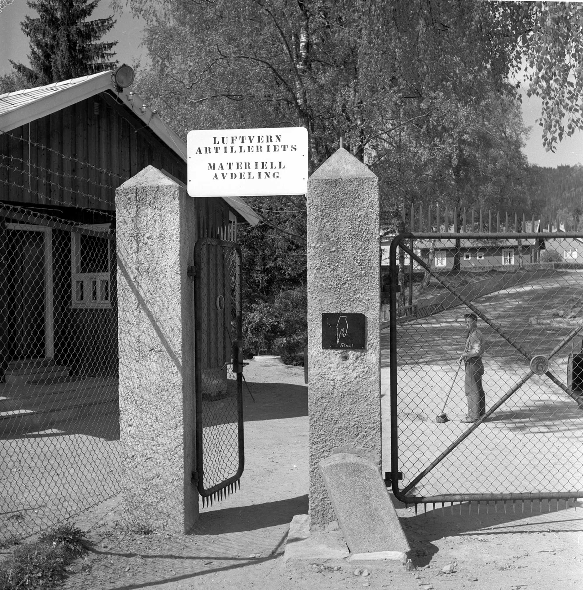 Port inn til Luftvern Artilleriets materiell avdeling, Maridalen, Oslo. 31.05.1956.