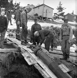 Trelleborg Gummi legger ut slange ved Sarpsborg, mars, 1959.