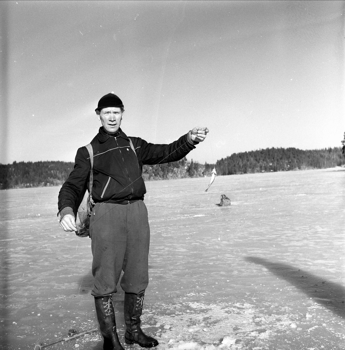 Isfiske, pilking på Gjersjøen, Oppegård, 11.03.1959