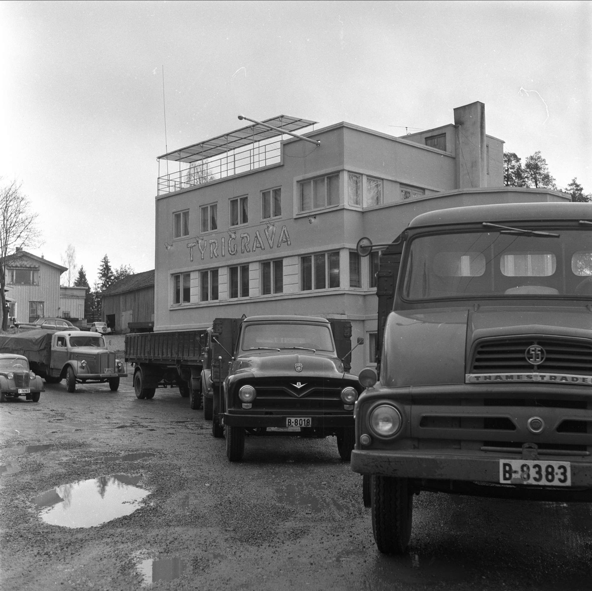 Parkerte lastebiler foran Tyrigrava Kro og Pub, Gamle Mossevei 55, Ski, oktober 1959. Møtested for bil- og motorsyklister.