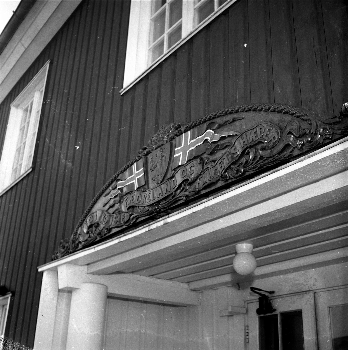 Detalj fra inngang. 03.01.1953. Sjøkrigsskolen.