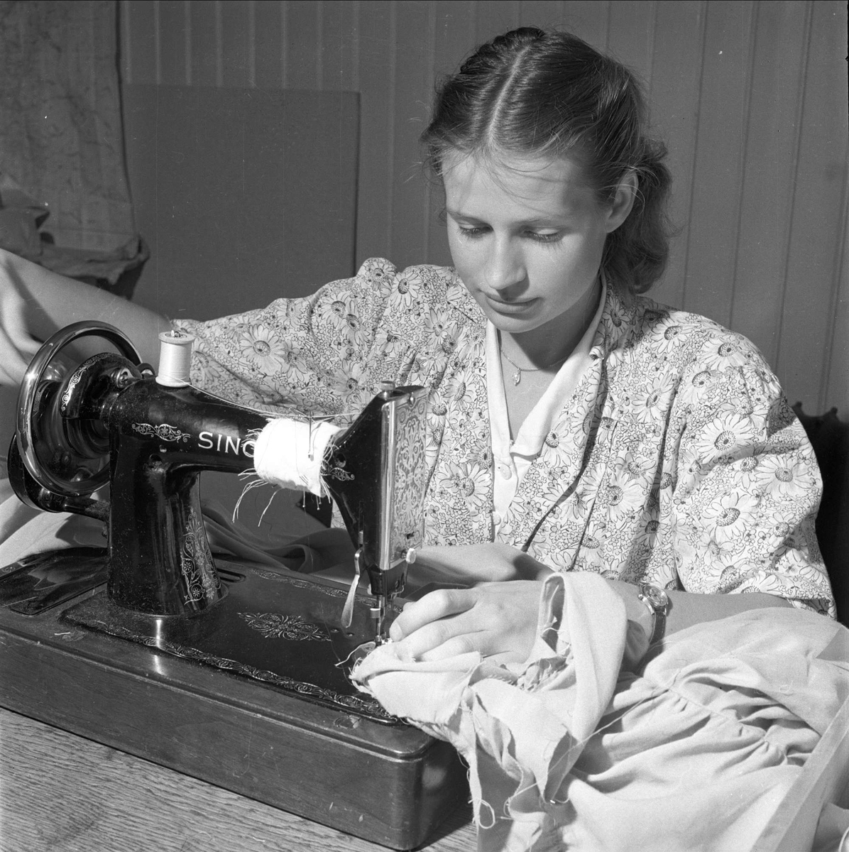 Student ved symaskin. August 1950. Studentrevy, forberedelser.