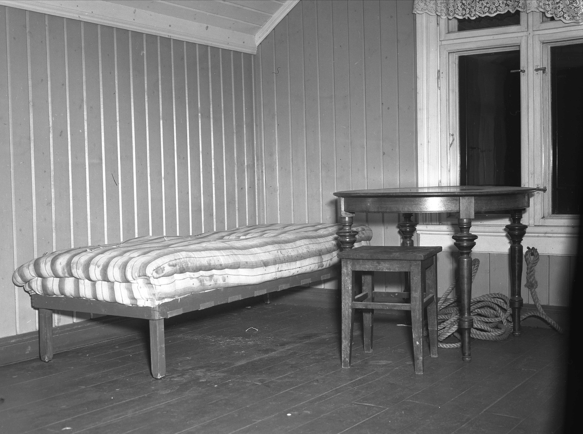 Hedalen, Sør-Aurdal, i Valdres. Kvistværelse/soverom med seng og bord. (1956?)