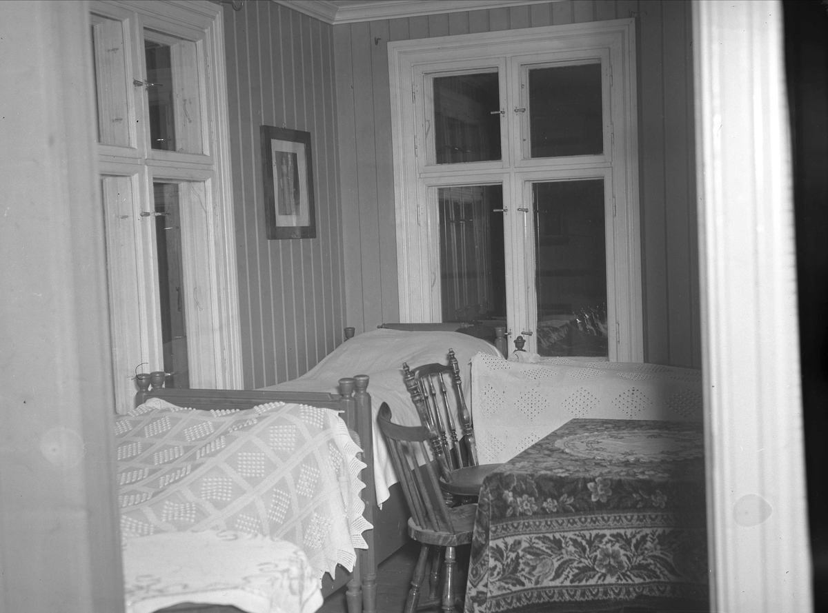 Boliger i Oslo, 01.12.1953. Interiør fra soverom.