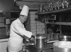 Hotell Viking, Oslo, mai 1957. Kokk på kjøkken.