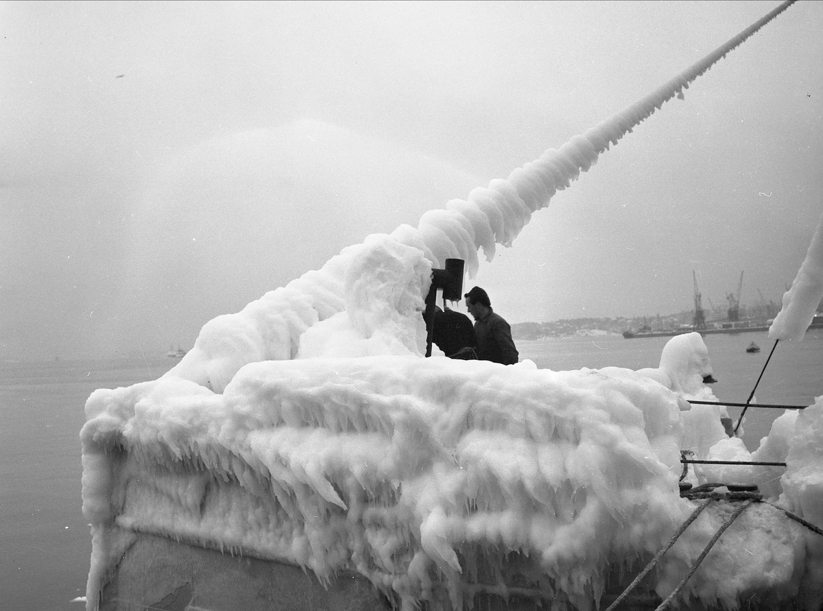 Oslo,  15.02.1956, is på dekk og master på båt ved kai.