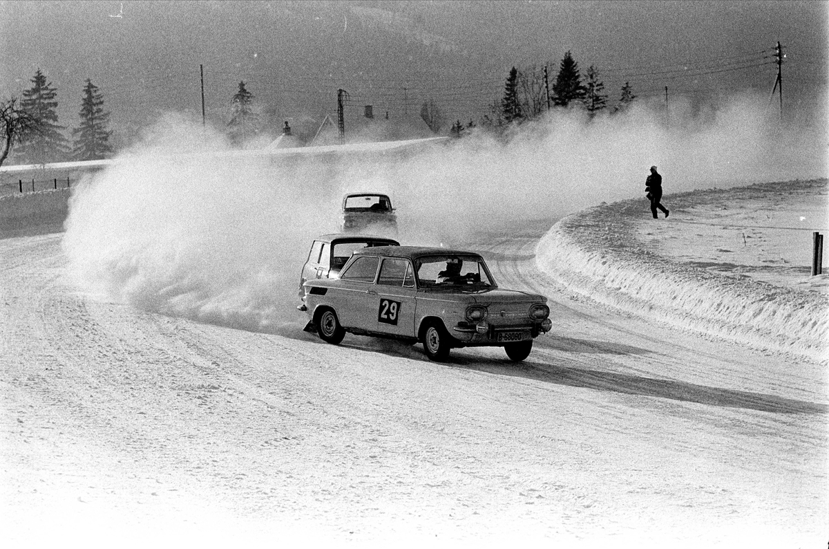 Biløp i Drammen, februar 1965. NSU Prinz 4. Modellen kom ny i 1961. Biler i Snøføyke.