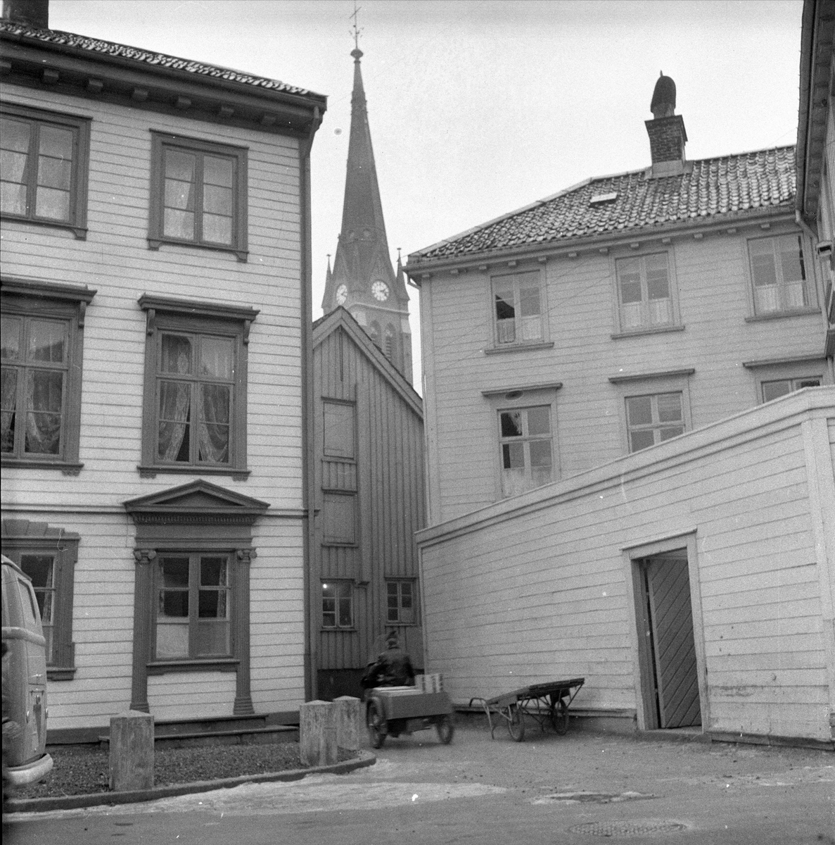 Arendal, desember 1957. Bybilde, fra Tyholmen med Trefoldighetskirken i bakgrunnen.
