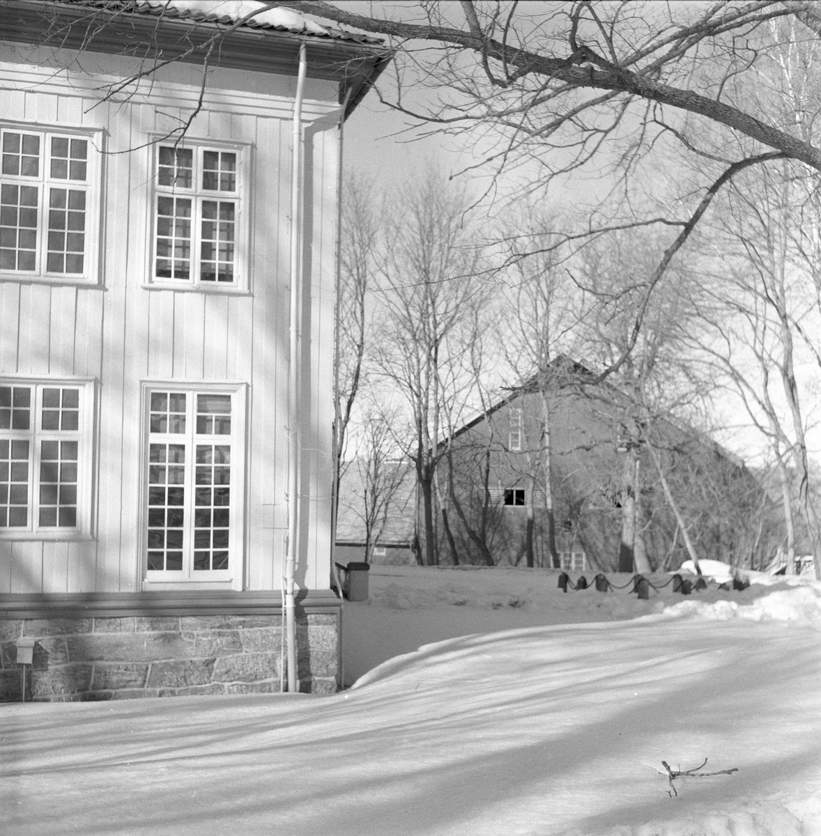 Eidsvollsbygningen, med Mathiesenlåven i bakgrunnen. Eidsvoll, 08.04.1958. Vinter.