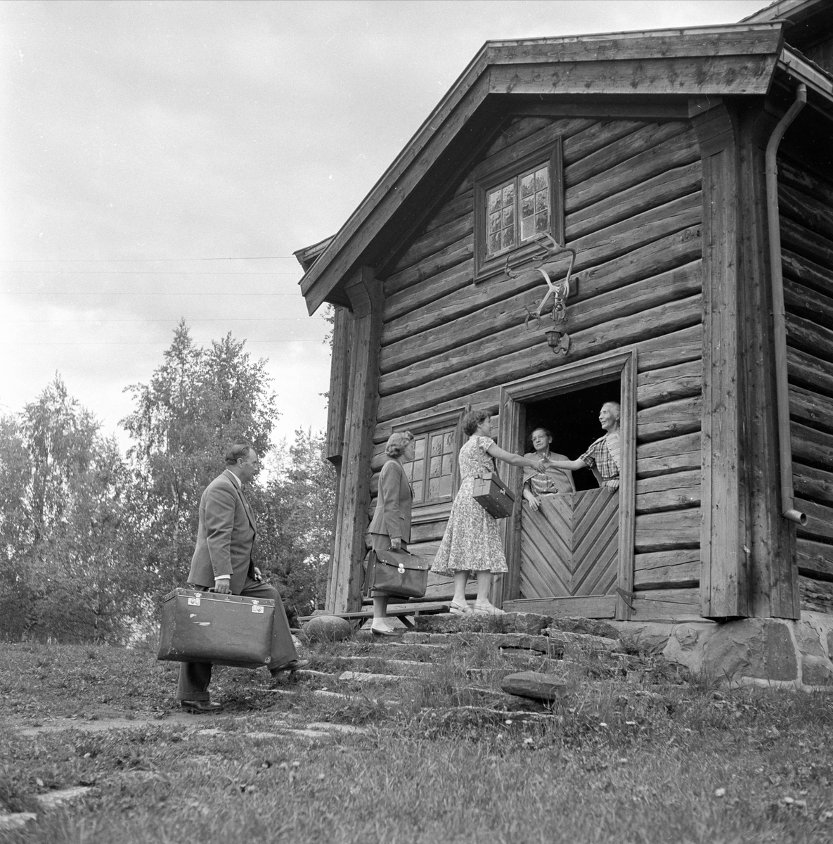 Farmen gård, Hamar. juni 1955. Folkemuseets storgårdsundersøkelser. Hilsing i døra.