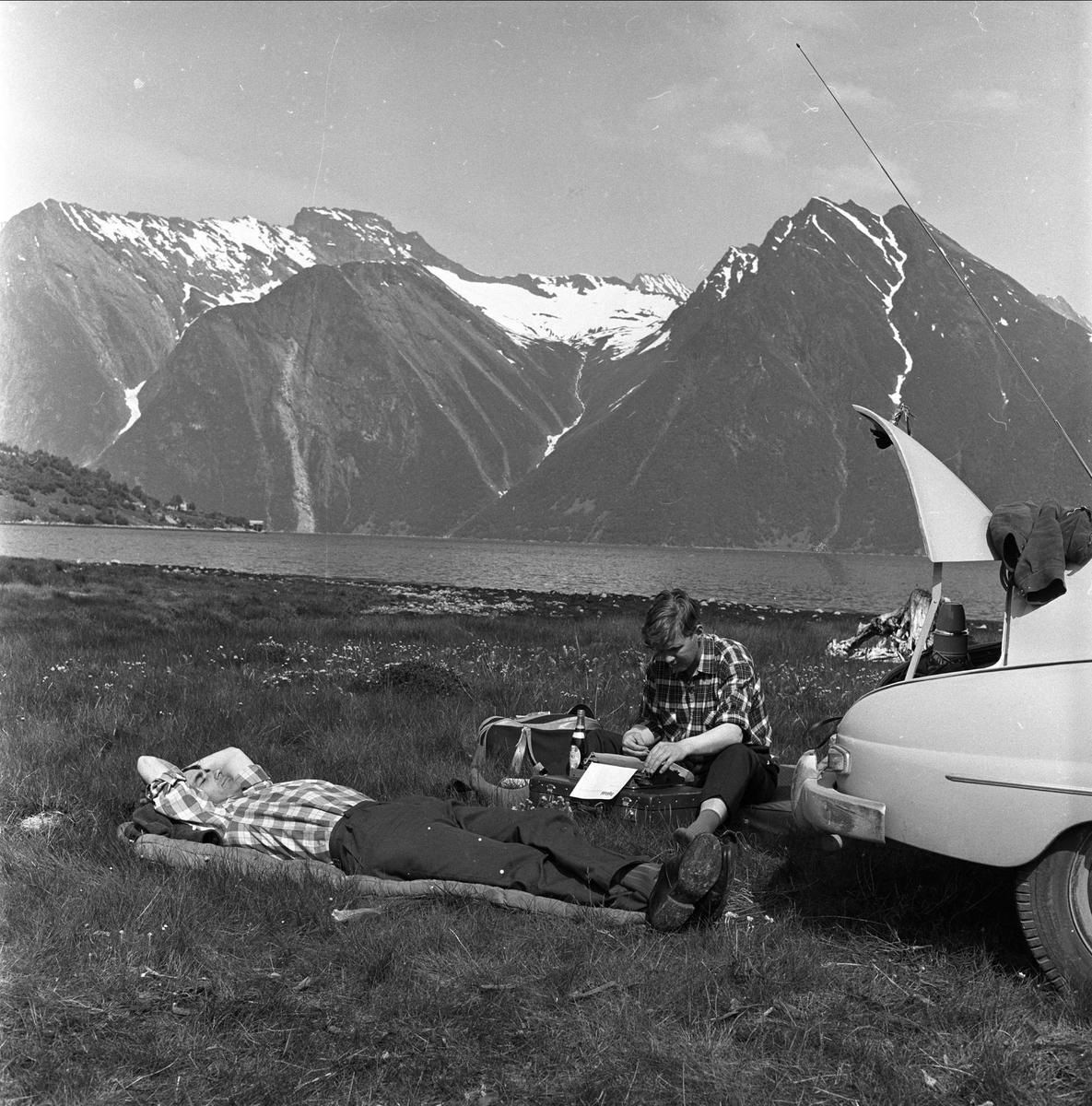 Laksefiske hos Johan Leknes i Hjørundfjorden, Møre og Romsdal, 12.07.1958. To menn på tur.