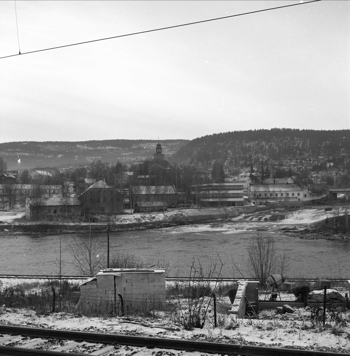 Kongsberg, Buskerud, november 1962. Oversiktsbilde med Norsk Bergverkmuseum i forgrunnen.