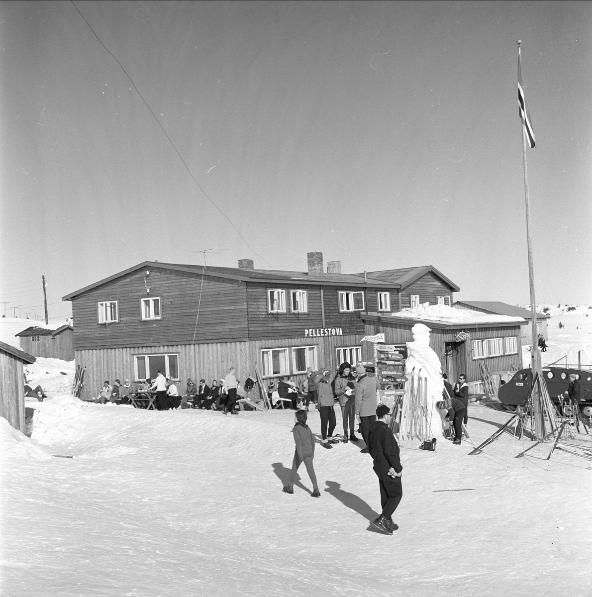 Øyer, Oppland, 25.03.1964. Skiturister  i solveggen på Pellestova.