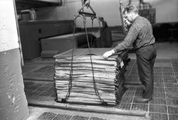 Fjellhammer Brug, Lørenskog,  25.09.1968. Mann med produkter