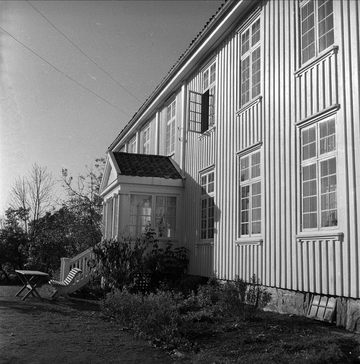 Vestby, Akershus, oktober 1956. Prestegård, våningshus og gårdsplass.