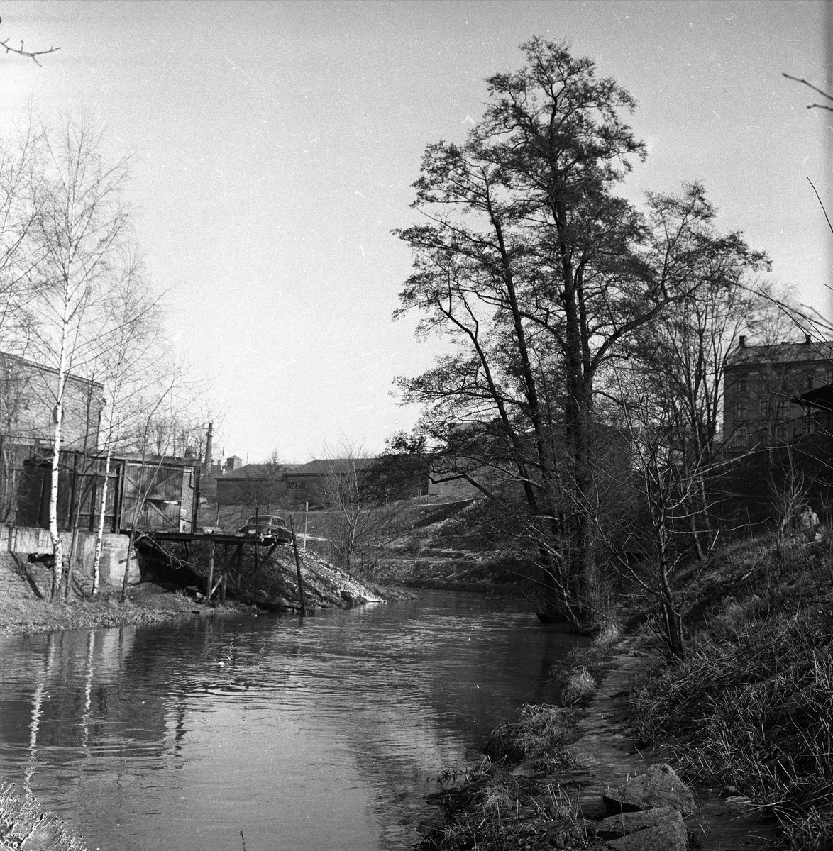 Akerselva, Oslo, 30.03.1957. Bro over elva.