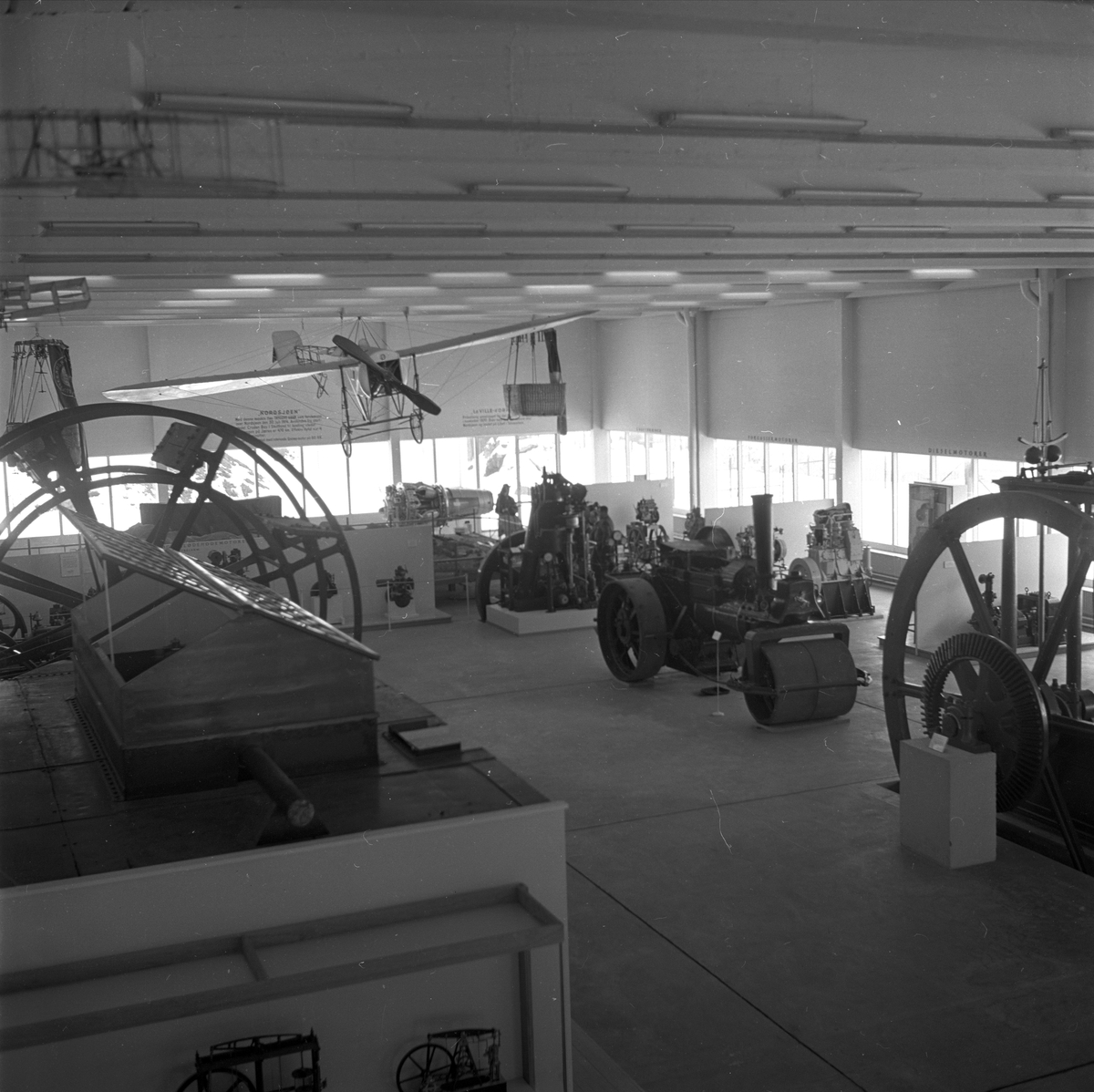 Fyrstikkalleén 1, Oslo, april 1962. Norsk Teknisk Museum. Utstilling, dampveivals, maskiner og fly.