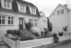Fra Karmøy august 1965. Flott hus med en hageflekk og trapp 