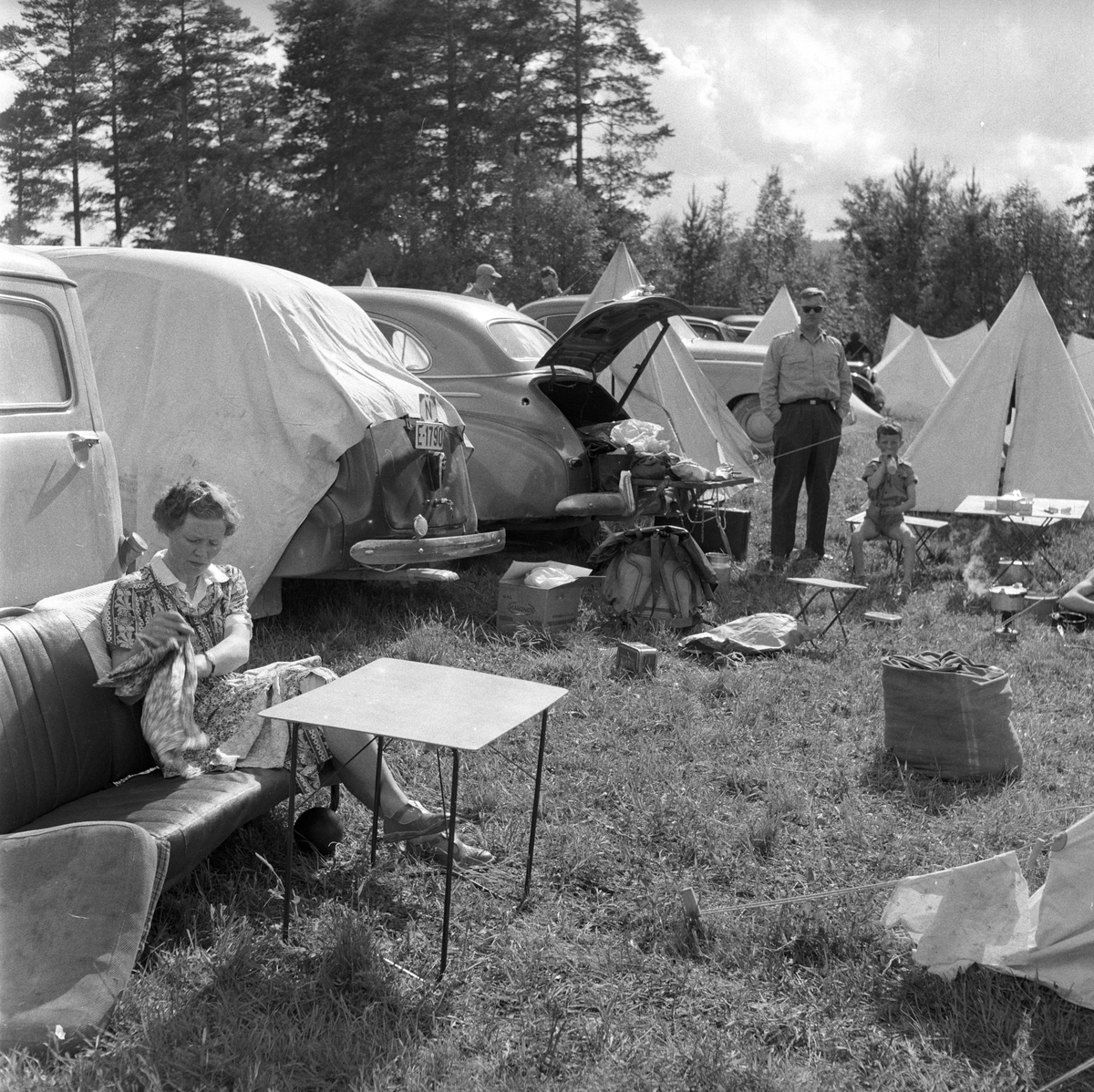 Kongsvinger, 03.- 04.07.1955, landsskytterstevnet. Deltakerne nyter teltlivet i solen.