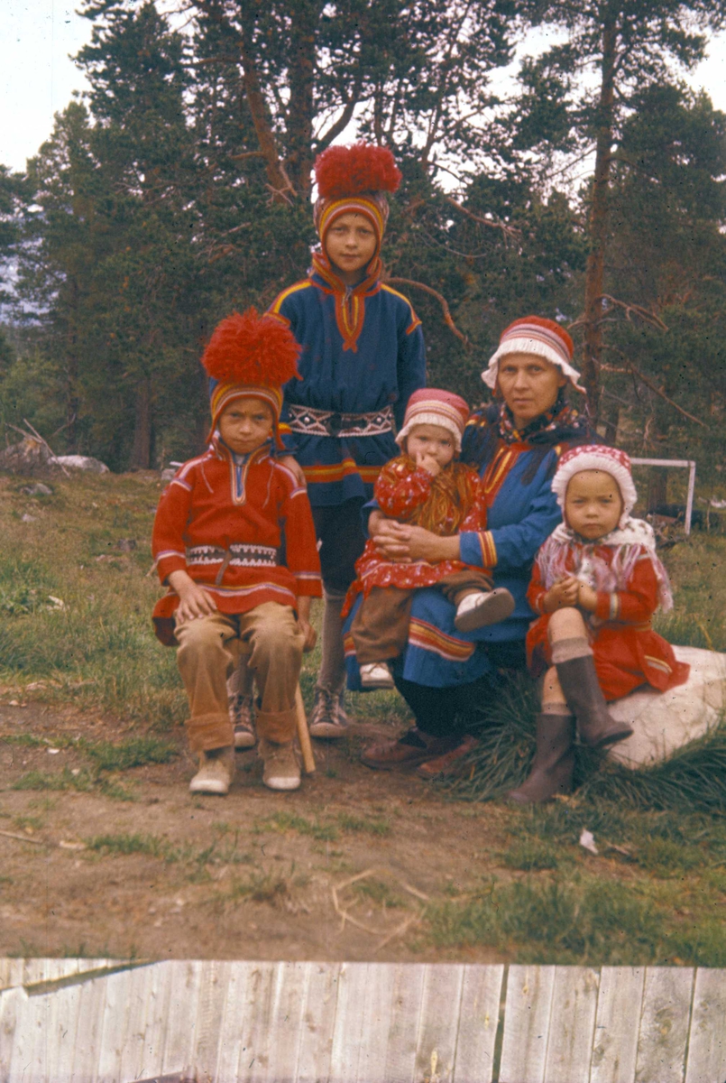 Familiegruppe, Anna Blind med sine barn, bakerst står Nils-Johannes, død ca. 1995. De andre barna er Per Josef, Margot og Olof Tomas. Familiefaren var Olof Blind, de var samer av svensk avstamning. Foto 1956, Lønsdal stasjon, Saltfjellet, Saltdal, Nordland, deres hjemtrakter.