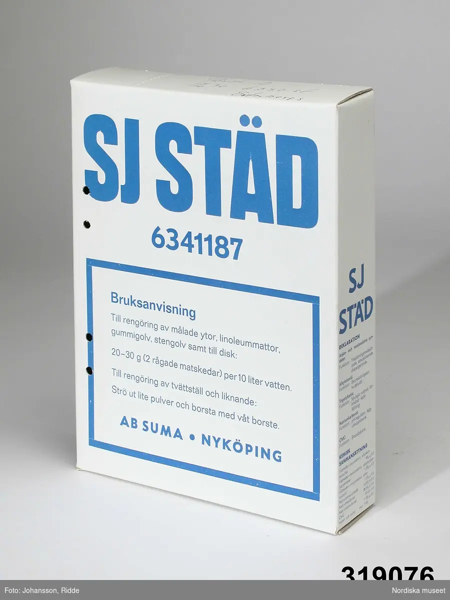 Huvudliggaren:
"Skurpulverpaket, papp, tryck. Vitt rektangulärt stående. Blått tryck 'SJ STÄD', 'VDN'. Tillverkare AB Suma, Nyköping, 1970"