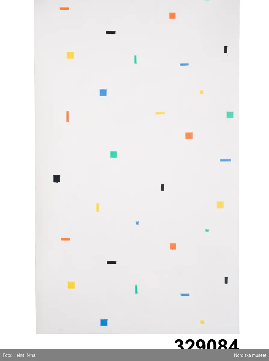 Tapetrulle, del av, papper med maskintryckt mönster. Tapeten "Revy", mönster med många små kvadrater och rektanglar i klara färgerna rött, grönt, gult, blått och svart, jämnt utplacerade över vit botten. Tapeten formgiven av Ingela Håkansson, 10-gruppen, 1981. Till tapetkollektionen för Duro 1981 fick gruppen också rita tygmönster, som kompletterade eller förde en dialog med tapeterna. Tyget som hör till tapeten Revy heter Stromboli, också detta formgivet av Ingela Håkansson.

10-gruppen är ett konthantverkskollektiv, bildat 1970 av tio textilkonstnärer, Inez Svensson, Birgitta Hahn, Ingela Håkansson, Gunila Axén, Tom Hedqvist, Britt-Marie Christoffersson, Lotta Hagerman, Carl Johan De Geer, Susanne Grundell och Tage Möller som gjorde formstarka mönster i klara färger, ofta storskaliga mot vit botten. 1973 kom gruppens första tapetkollektion för Duro, följd av kollektioner 1978, 1981 och 1985. Många av gruppens medlemmar arbetade också som självständiga formgivare. Flera av mönstren såldes via IKEA och KF som uppskattade de nya popinspirerade mönstren. Miljonprogrammets många nya bostäder skapade ett stort behov av produkter till hemmen. 10-gruppen hade sin första butik på Gamla Brogatan 32 i Stockholm 1973-1983. 1983 flyttade butiken till Götgatan 25, där den fortfarande ligger 2007.

Vita tapeter med färgaccenter i klara färger är tillsammans med strukturtapeter, pastellfärger och bårder 1980-talets signum. Enkla mönster  i klara färger passade de nya lackfärgade eller stoppade möblerna i svart, gult och rött, men också lackerade furumöbler. Rött, gult, blått, rött, grönt mot vitt och svart var populärt inom heminredningen.
/Maria Maxén 2007-05-09