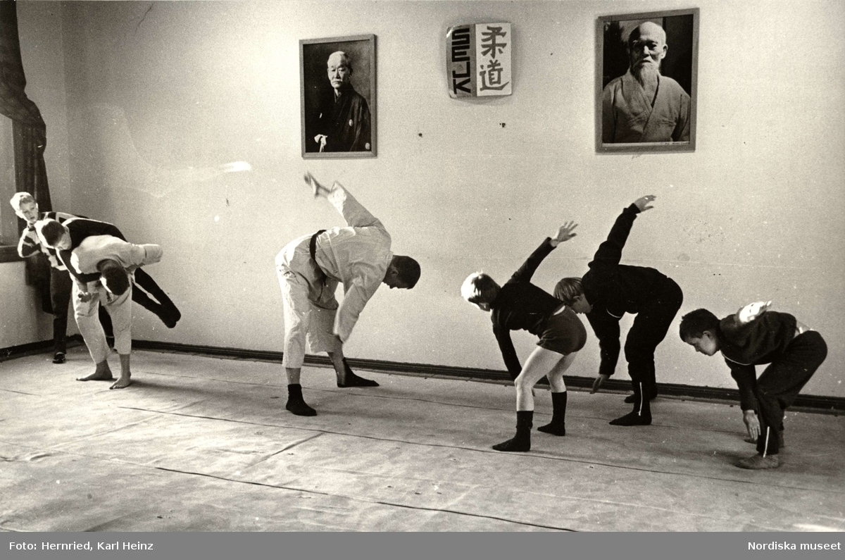 En grupp pojkar med ledare tränar Budo.  "St. Eriks judoklubb, numera St Eriks budoklubb (2013), någon gång mellan 1962 och 1970."  enligt kommentar från signaturen Anna (2013-08-13) på digitalt museum