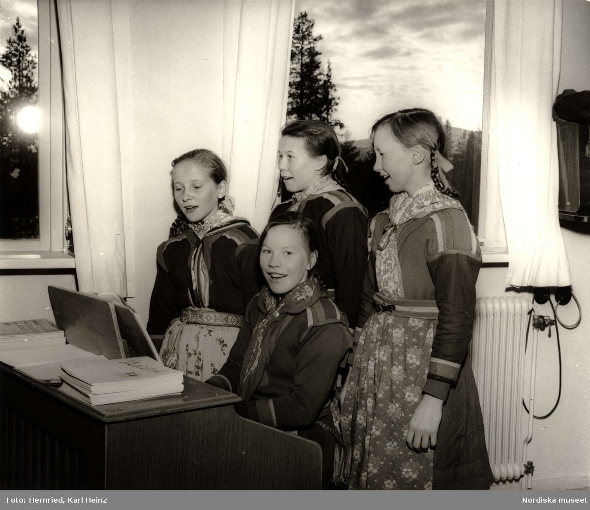 Nomadskolan i Gällivare, Lappland. Musiklektion